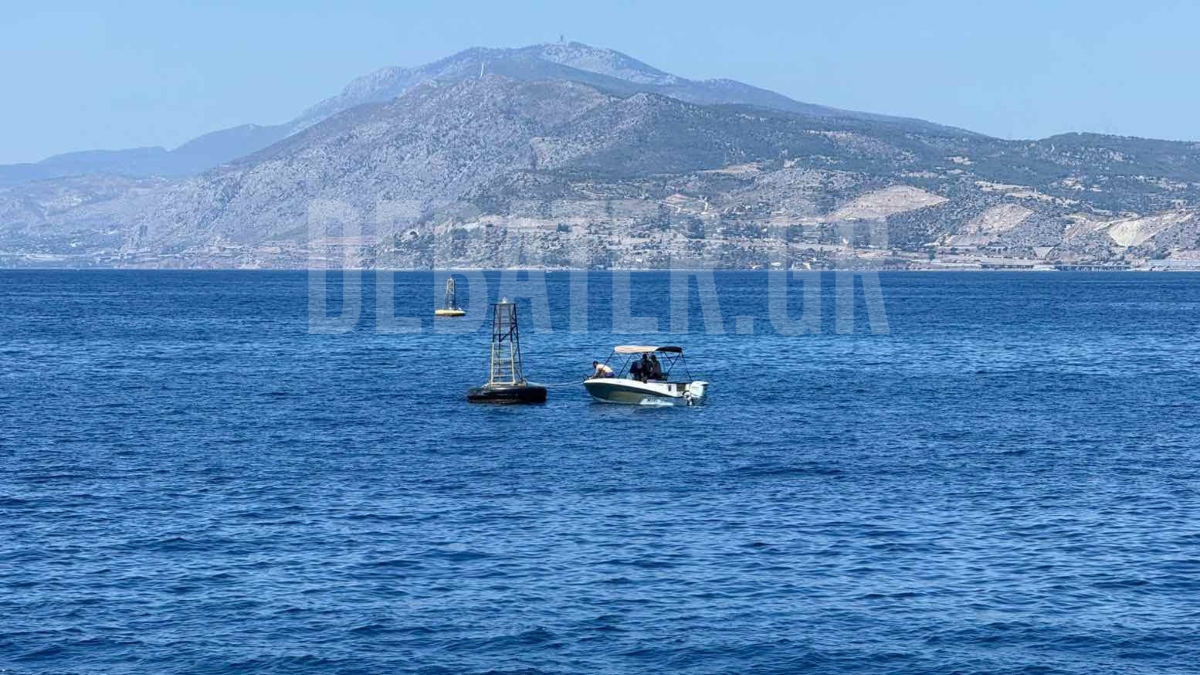 Καταγγελία στο DEBATER: Βαρκάκια δένουν παράνομα πάνω σε σημαδούρες στο στενό της Σαλαμίνας (φωτογραφία)