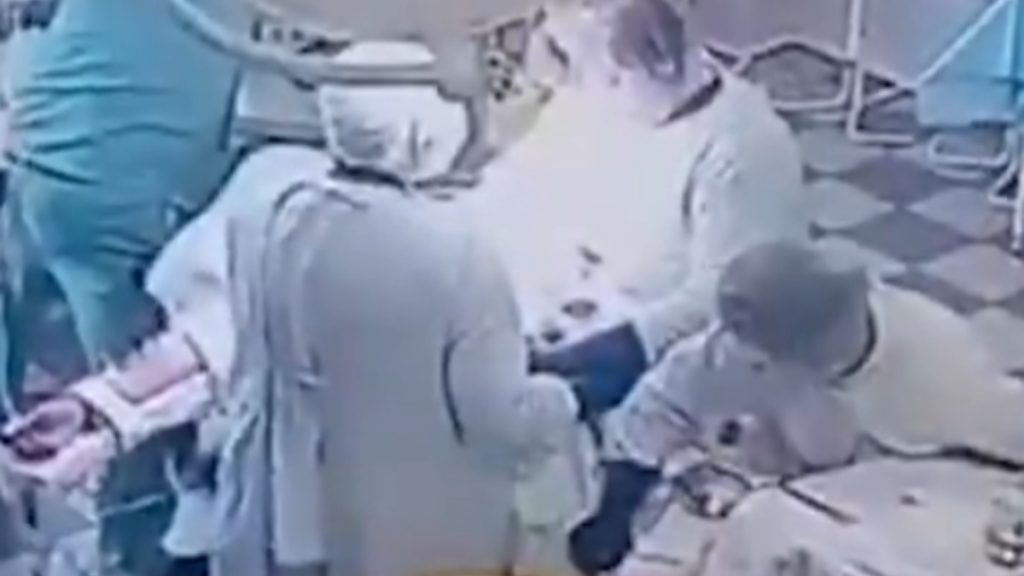 Σεισμός 8,8 Ρίχτερ στην Ρωσία: Δείτε το viral βίντεο με τους χειρουργούς την ώρα του σεισμού – Ολοκληρώθηκε η επέμβαση
