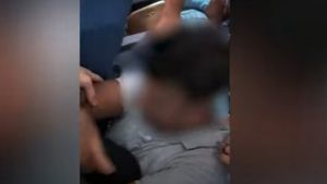 Τρόμος σε πτήση από το Λονδίνο για τη Σκωτία – Επιβάτης φώναξε ότι έχει βόμβα θέλοντας να στείλει μήνυμα στον Τραμπ (Βίντεο)