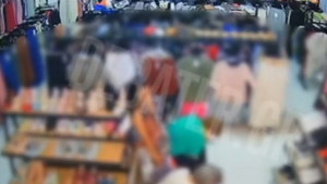 Μαρούσι: Καρέ-καρέ η δράση της συμμορίας γυναικών – Έστηναν καρτέρι σε ΑΤΜ και λήστευαν ηλικιωμένες (βίντεο)