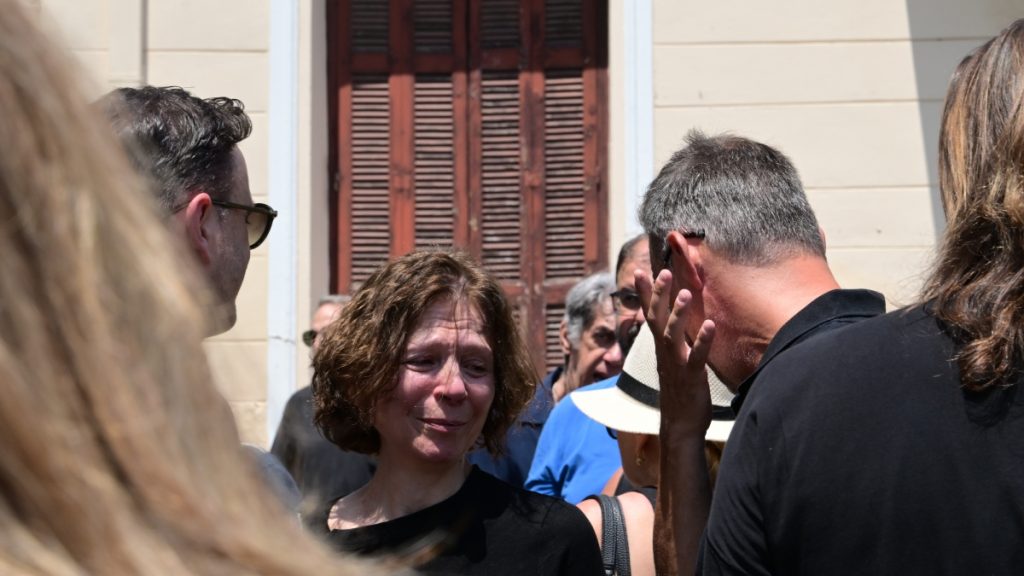 Ράνια Σχίζα – Γιώργος Καπουτζίδης: Κατέρρευσαν στην κηδεία του Γεράσιμου Μιχελή
