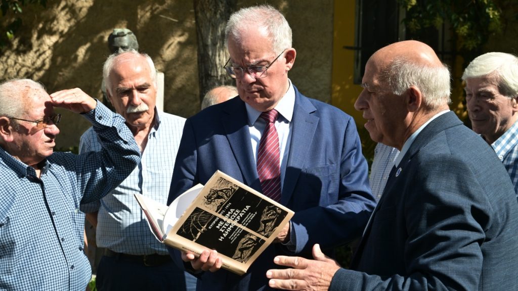 Ο Τασούλας κατέθεσε στεφάνι στην προτομή του Σπύρου Μουστακλή στο ΕΑΤ-ΕΣΑ (εικόνες)