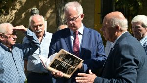 Ο Τασούλας κατέθεσε στεφάνι στην προτομή του Σπύρου Μουστακλή στο ΕΑΤ-ΕΣΑ (εικόνες)