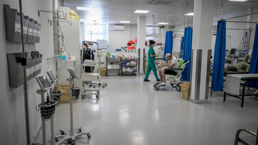 Άδωνις Γεωργιάδης: “Το βραχιολάκι» μείωσε στο μισό το χρόνο αναμονής στα ΤΕΠ” – Τι λένε οι εργαζόμενοι