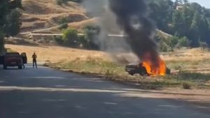 Τρόμος στις Θεσπιές – Αυτοκίνητο τυλίχθηκε στις φλόγες (Βίντεο)