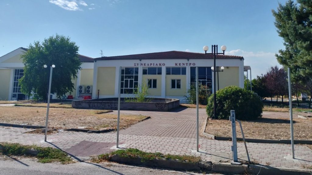 Τέμπη-δίκη: Σε εξέλιξη η διαμόρφωση του εξωτερικού χώρου – Τοποθετείται συρματόπλεγμα (φωτογραφίες)