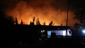 Φωτιά σε εργοστάσιο ανακύκλωσης στη Σίνδο: Συνεχίζεται η επιχείρηση κατάσβεσης (Βίντεο)