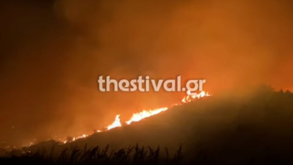 Θεσσαλονίκη: Καλύτερη η εικόνα της φωτιά στην Άσσηρο – Στη “μάχη” τρία εναέρια μέσα