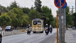 Θεσσαλονίκη: Αστυνομικοί της ΔΙΑΣ συνόδευσαν ασθενοφόρο για την επείγουσα διακομιδή βρέφους στο νοσοκομείο (βίντεο)