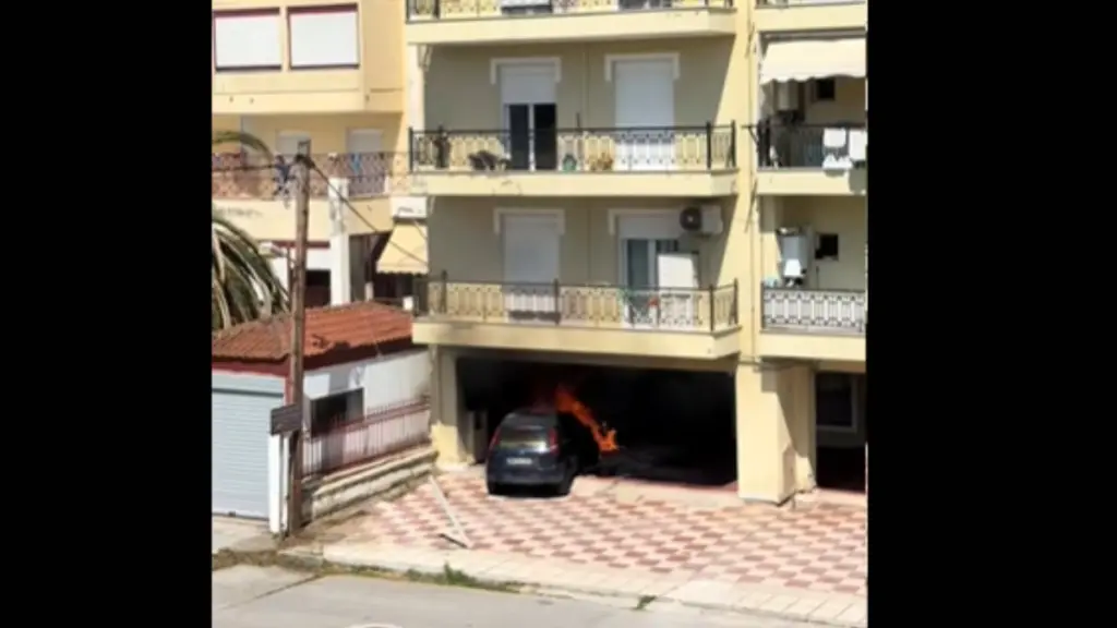 Θεσσαλονίκη: Η στιγμή που δύο αυτοκίνητα σε πυλωτή πολυκατοικίας τυλίγονται στις φλόγες (βίντεο)