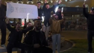 Θεσσαλονίκη: Η πρόταση γάμου σε θαμώνα μαγαζιού στην πλατεία Αριστοτέλους (βίντεο)