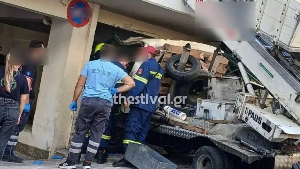 Θεσσαλονίκη: Γερανός “μπήκε” σε μπαλκόνι πολυκατοικίας – Ο οδηγός έχασε τον έλεγχο στα φρένα