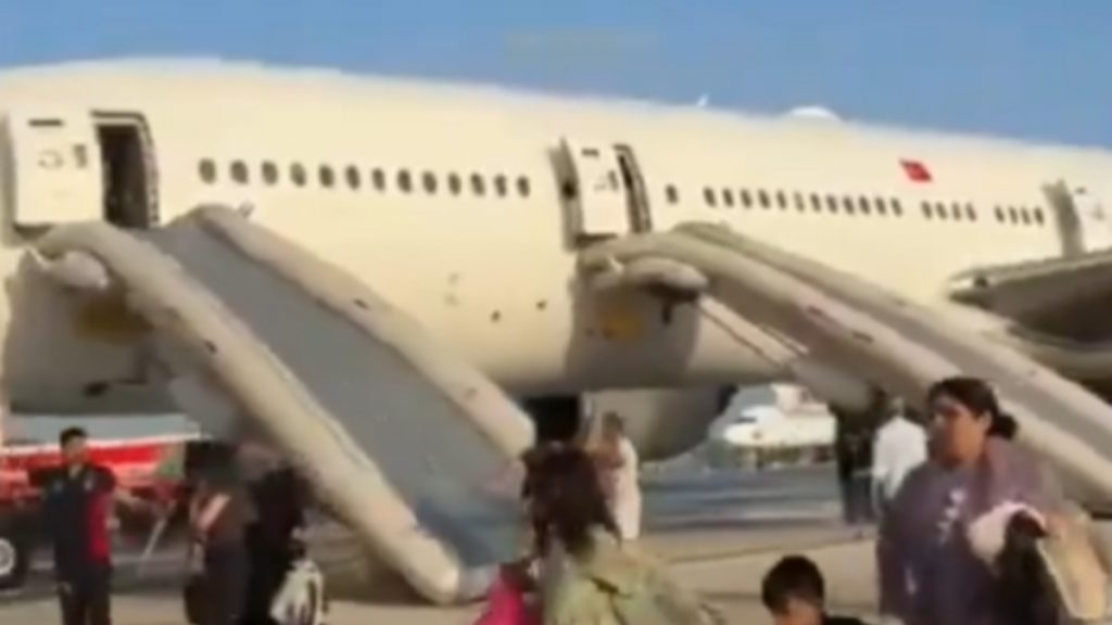 Σοκαριστικό βίντεο με επιβάτες της Turkish Airlines να τρέχουν πανικόβλητοι ενώ το αεροπλάνο έχει πιάσει φωτιά