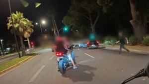 Βουλιαγμένη: Βαριά “καμπάνα” για τον δικυκλιστή που πήγε να ξεφύγει από μπλόκο – 2.900 ευρώ πρόστιμο