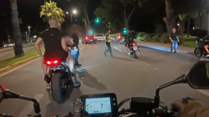 Βουλιαγμένη: Επεισοδιακό μπλόκο για δικυκλιστές χωρίς κράνος – Πήγαν να πατήσουν αστυνομικούς για να διαφύγουν (βίντεο)