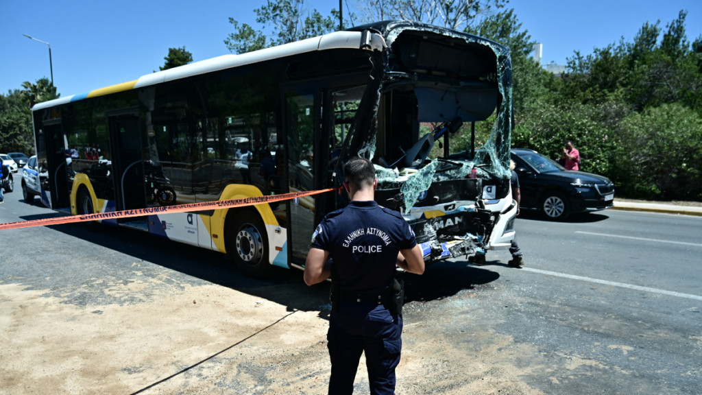 Βούλα: “Ζαλίστηκα” είπε η οδηγός του ενός λεωφορείου που “καρφώθηκε” πίσω από το άλλο – 47 τραυματίες, μία γυναίκα σοβαρά (βίντεο)
