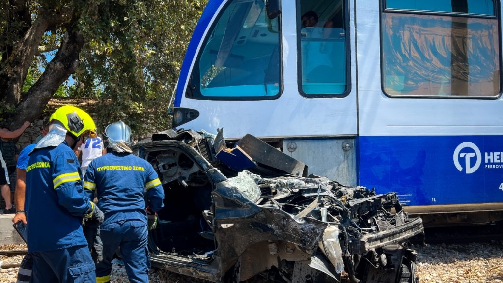 Σύγκρουση συρμού του προαστιακού με αυτοκίνητο στην Πάτρα (Φωτογραφίες)