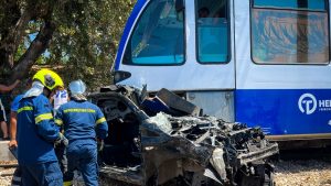 Σύγκρουση συρμού του προαστιακού με αυτοκίνητο στην Πάτρα (Φωτογραφίες)