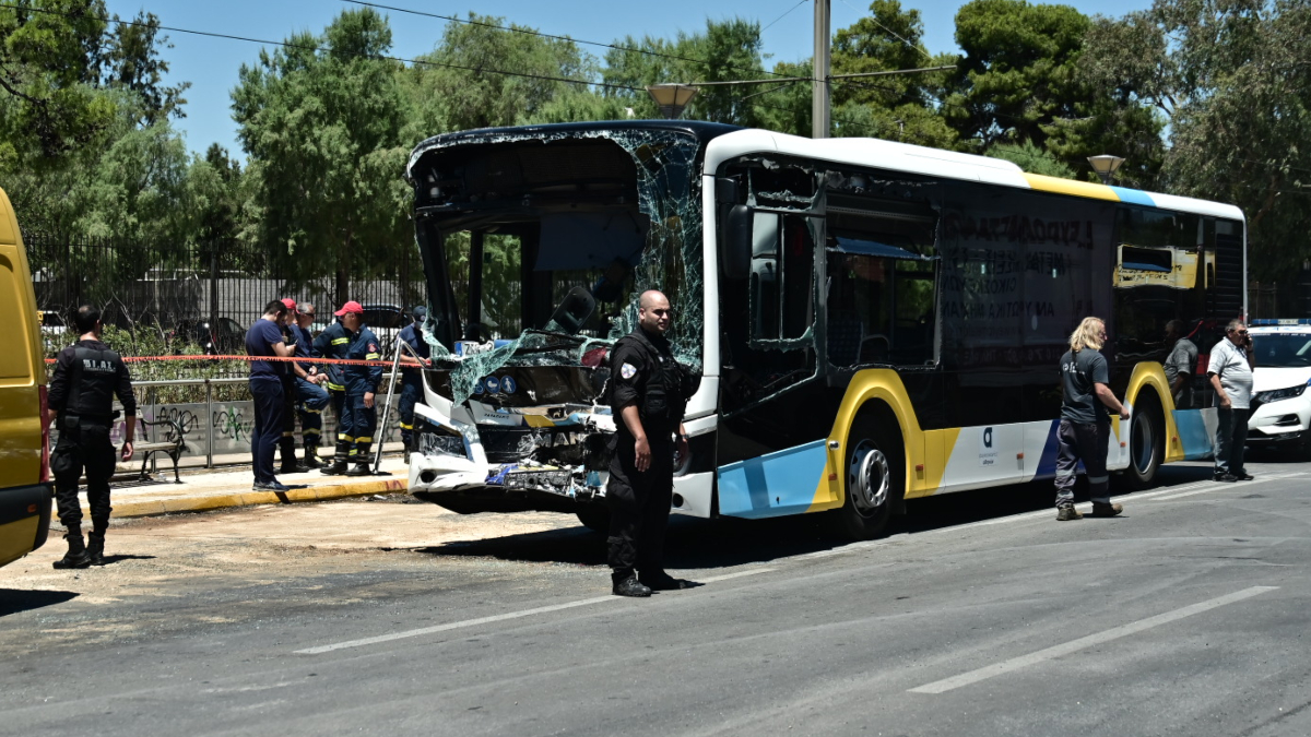 Σύγκρουση λεωφορείων στη Βούλα