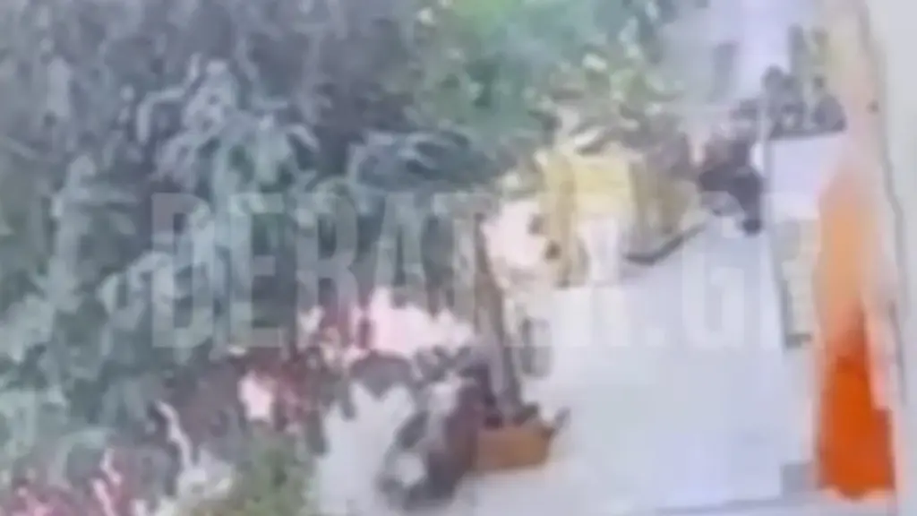Τροχαίο στην Καισαριανή: Βαν συγκρούστηκε με δύο δίκυκλα – Δείτε βίντεο ντοκουμέντο από την σύγκρουση