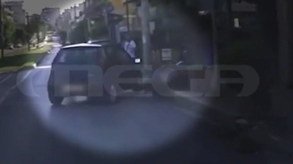 Παλαιό Φάληρο: Βίντεο ντοκουμέντο από την παράσυρση μοτοσικλετιστή από αυτοκίνητο