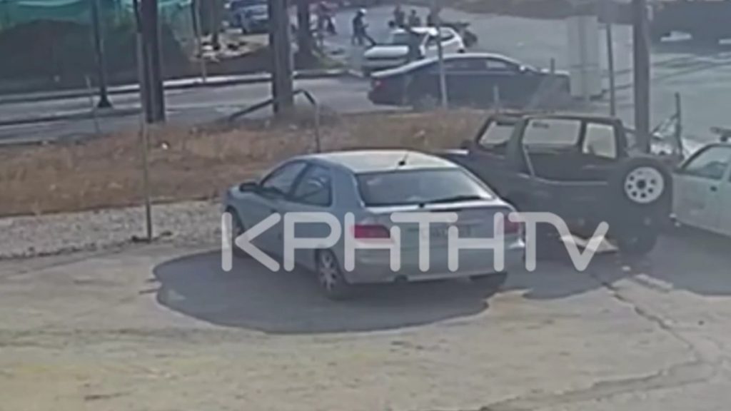 Σοκαριστικό τροχαίο στην Ιεράπετρα: Οδηγός μηχανής πέφτει κάτω μετά από σύγκρουση με ΙΧ και ένα άλλο όχημα περνάει από πάνω του (Βίντεο)