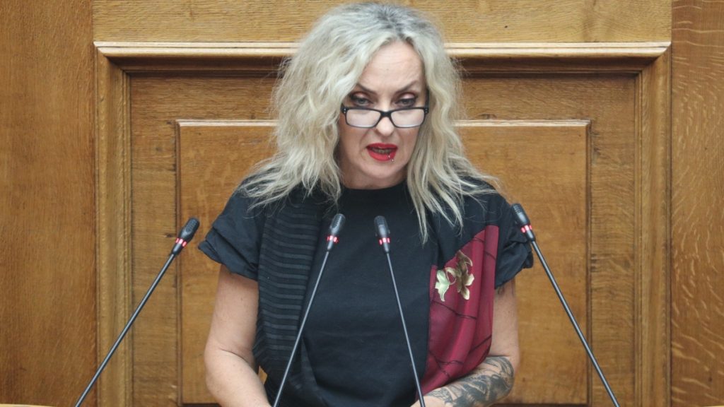 Τραγούδι από το βήμα της Βουλής: Η Τζώρτζια Κεφαλά έκλεισε την ομιλία της με την “Κιβωτό”