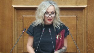 Τραγούδι από το βήμα της Βουλής: Η Τζώρτζια Κεφαλά έκλεισε την ομιλία της με την “Κιβωτό”
