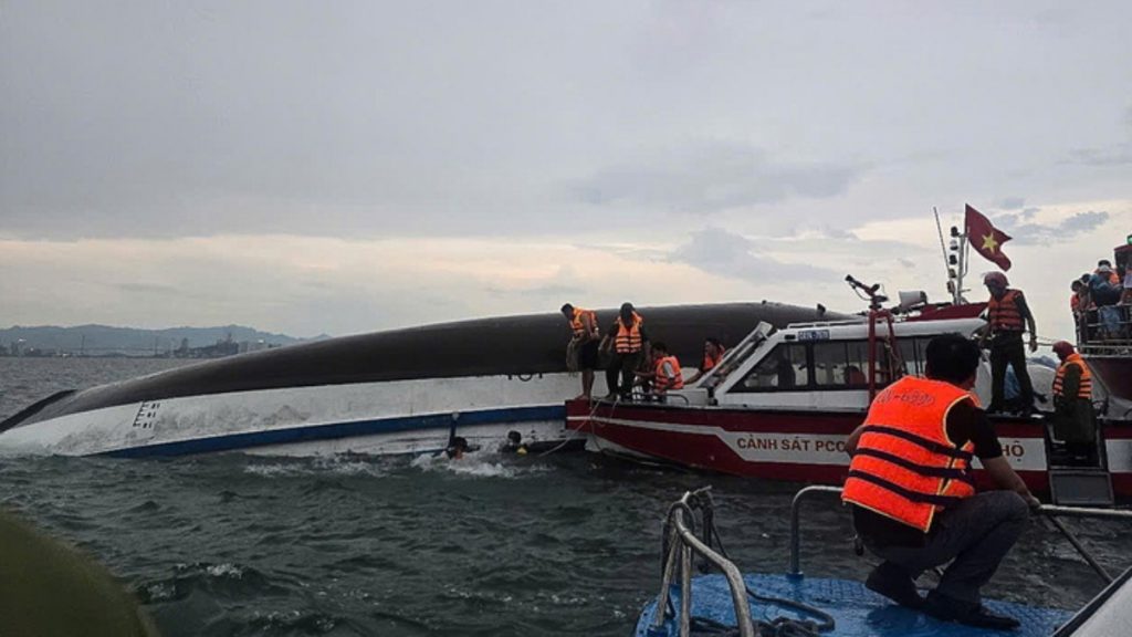 Τραγωδία στο Βιετνάμ: Τουλάχιστον 34 νεκροί και 8 αγνοούμενοι από τη βύθιση τουριστικού σκάφους