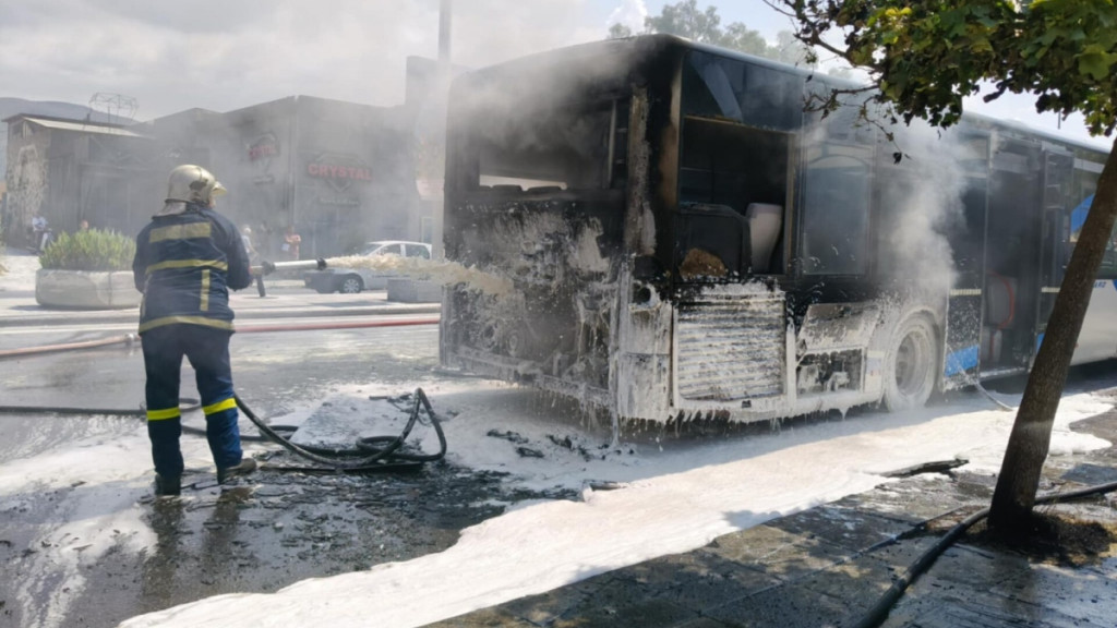 Φωτιά σε αστικό λεωφορείο στον Βόλο – Αποβιβάστηκαν με ασφάλεια οι επιβάτες (φωτογραφίες)