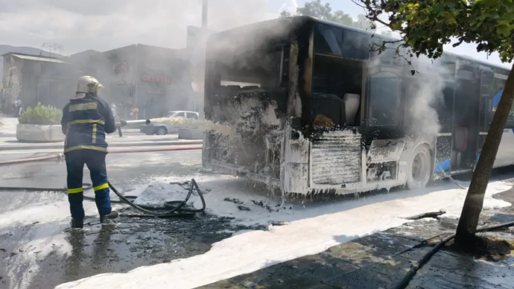 Φωτιά σε αστικό λεωφορείο στον Βόλο – Αποβιβάστηκαν με ασφάλεια οι επιβάτες (φωτογραφίες)