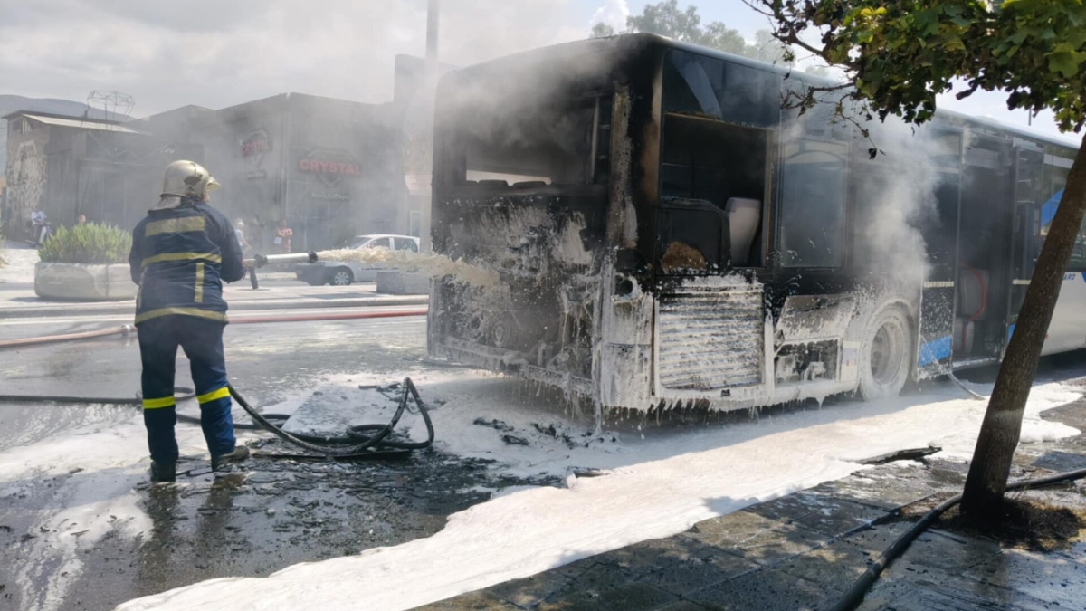 Φωτιά σε αστικό λεωφορείο στον Βόλο – Αποβιβάστηκαν με ασφάλεια οι επιβάτες (φωτογραφίες)