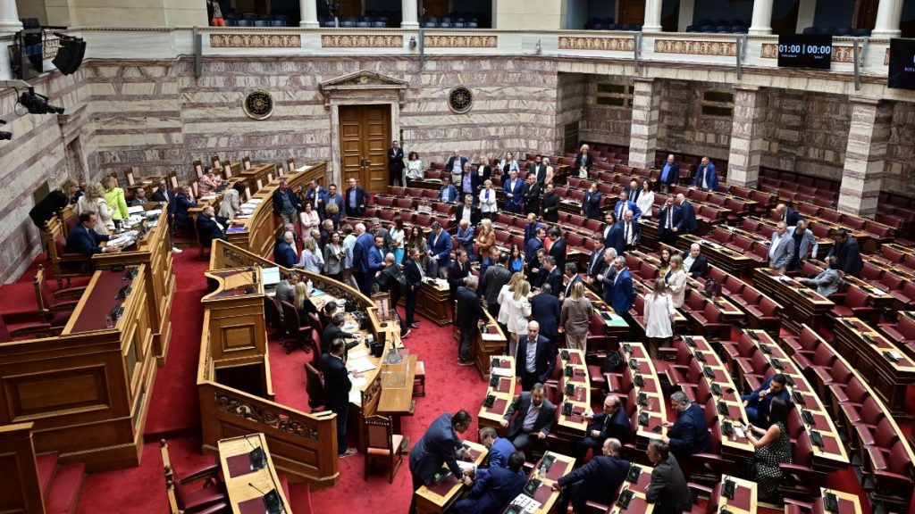 Βουλή: Απορρίφθηκαν οι προτάσεις για Προανακριτική σε βάρος Βορίδη και Αυγενάκη – Απείχε η αντιπολίτευση