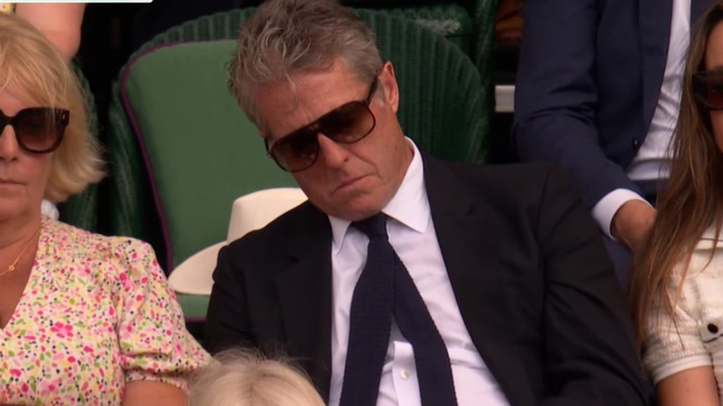 Wimbledon 2025: Ο Χιου Γκραντ κοιμήθηκε στη διάρκεια του αγώνα Τζόκοβιτς-Κομπόλι (pics & vid)