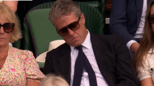 Wimbledon 2025: Ο Χιου Γκραντ κοιμήθηκε στη διάρκεια του αγώνα Τζόκοβιτς-Κομπόλι (pics & vid)