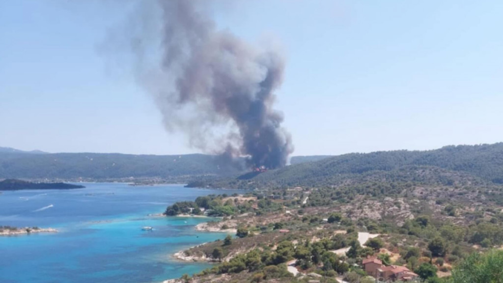 Φωτιά σε δασική έκταση στη Βουρβουρού Χαλκιδικής – Ήχησε το 112