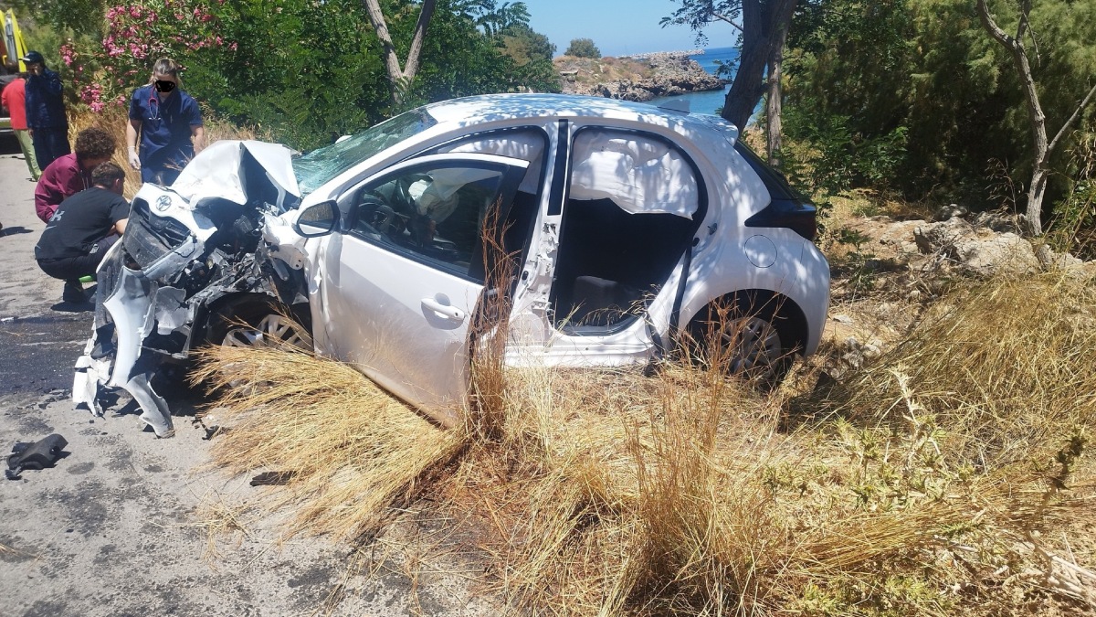 Χανιά: Σοβαρό τροχαίο με μετωπική σύγκρουση ΙΧ και αγροτικού στο Καστέλι – Δύο τραυματίες (Εικόνες)