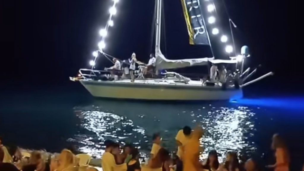 Η ιδιαίτερη σκηνή εν πλω στο Ξυλόκαστρο (Βίντεο)
