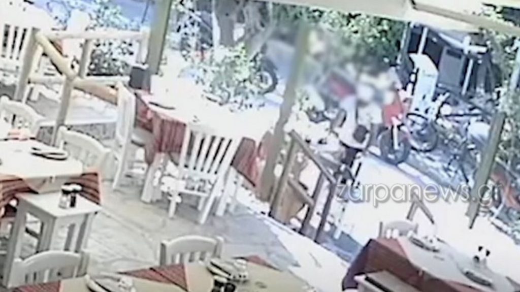 Δείτε βίντεο – Θρασύτατοι ληστές κλέβουν τσάντα από καρέκλα σε μαγαζί και φεύγουν ανενόχλητοι
