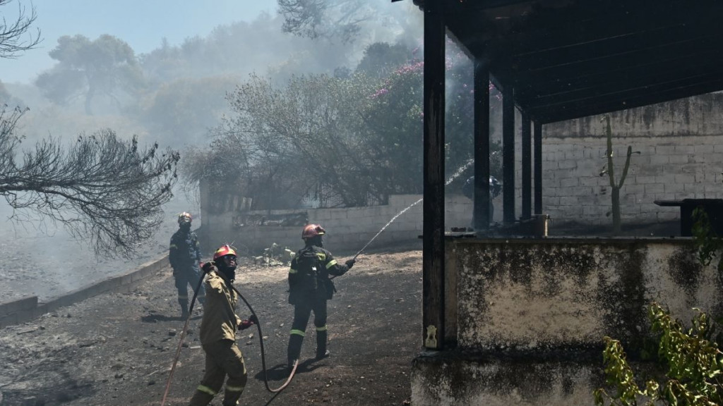 Φωτιά στον Άγιο Δημήτριο Κορωπίου, καίγονται σπίτια – Δύο μηνύματα από το 112 για εκκένωση οικισμών (βίντεο, φωτογραφίες)