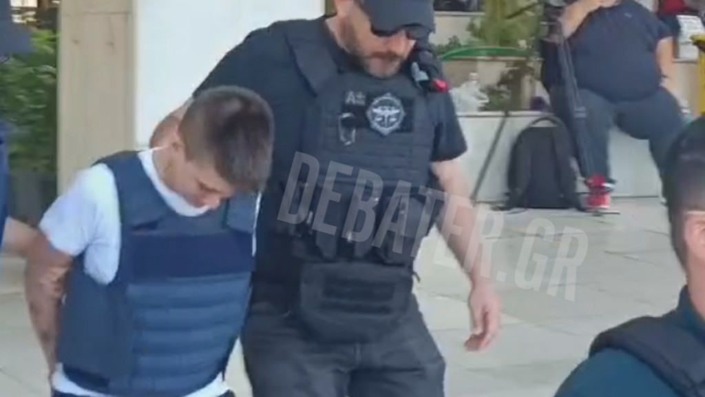 Ειρήνη Μουρτζούκου: Στον εισαγγελέα με αλεξίσφαιρο και χειροπέδες – Η στιγμή της μεταγωγής στα δικαστήρια (βίντεο, φωτογραφίες)