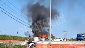 Ρόδος: Εν κινήσει αυτοκίνητο τυλίχθηκε στις φλόγες έξω από κατάστημα παιχνιδιών (Φωτογραφία & Βίντεο)
