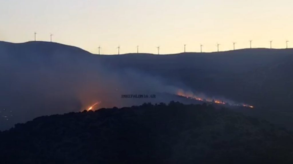 Φωτιά στην Κεφαλονιά – Ήχησε το 112 για εκκένωση τριών περιοχών (LIVE εικόνα)