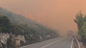 Ζάκυνθος: Ανεξέλεγκτη η μεγάλη φωτιά, καίει κοντά σε σπίτια – Απανωτά μηνύματα του 112, εκκενώθηκε ξενοδοχείο (βίντεο)
