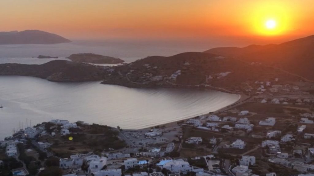 Ίος: Το νησί της αυθεντικότητας και της φιλοξενίας – “Φέτος ζει ένα από τα πιο ζωντανά καλοκαίρια της”