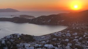 Ίος: Το νησί της αυθεντικότητας και της φιλοξενίας – “Φέτος ζει ένα από τα πιο ζωντανά καλοκαίρια της”