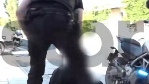 Μενίδι: Η στιγμή που αστυνομικοί συλλαμβάνουν ύποπτο για βιασμό γυναίκας (βίντεο)