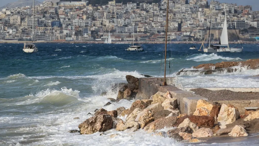 Καιρός: Καλοκαιράκι ξανά αύριο – Ζέστη, ήλιος και δυνατοί βοριάδες