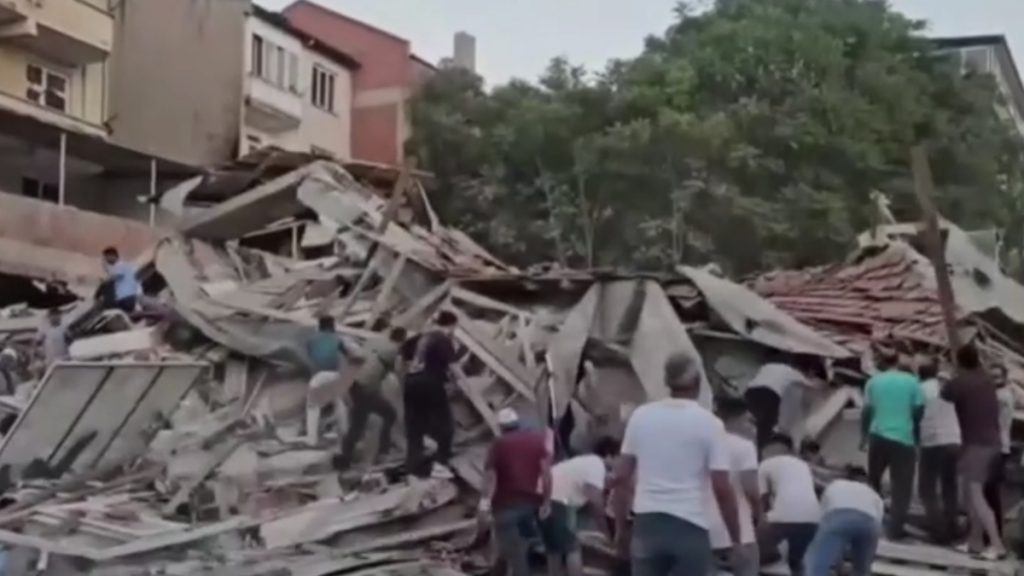 Σεισμός στην Τουρκία: 1 νεκρός, 29 τραυματίες και 16 κατεστραμμένα κτίρια από τα 6,1 Ρίχτερ – Νέα βίντεο