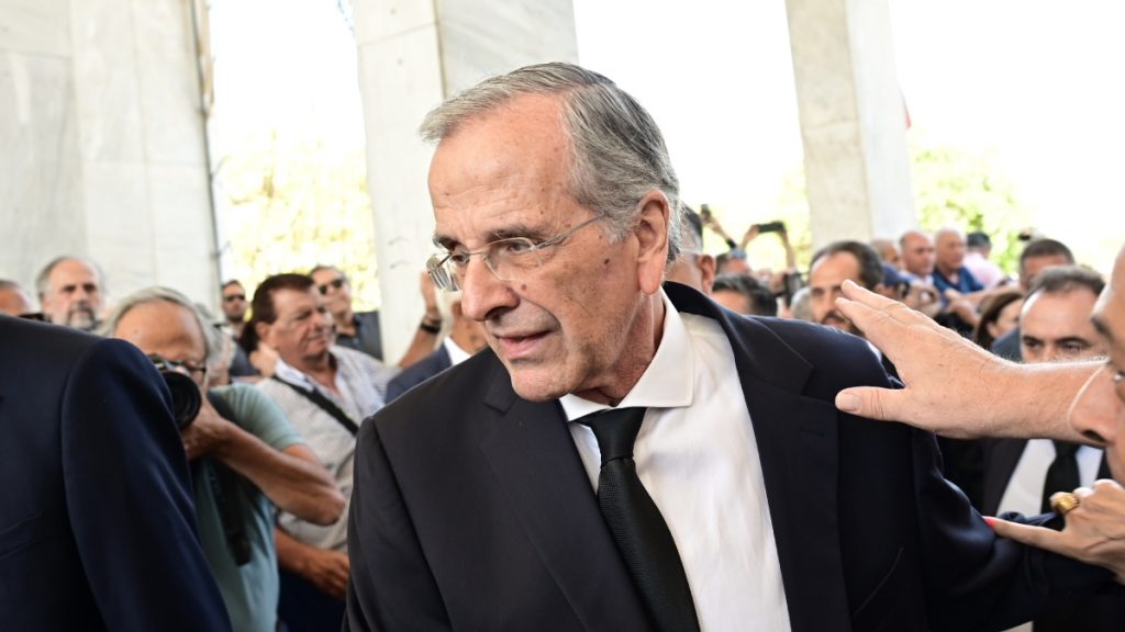 Κηδεία Λένας Σαμαρά: Η στιγμή που φτάνουν στο Α’ Νεκροταφείο Αντώνης και Γεωργία Σαμαρά – “Κουράγιο…” (βίντεο)